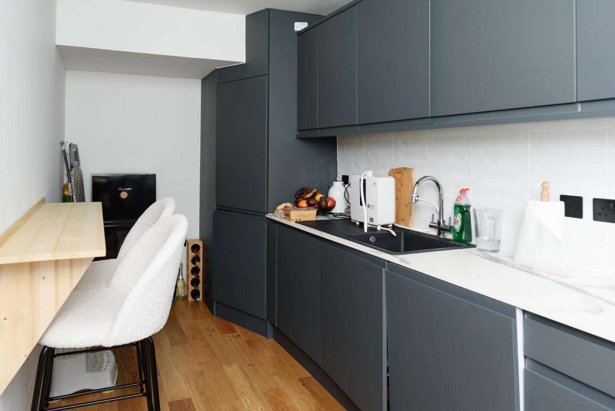 Relax & Recharge At Cozy Paddington, King Bed Apartment London