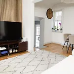 Relax & Recharge At Cozy Paddington, King Bed