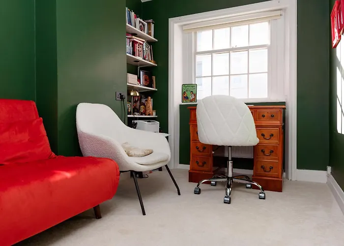 Relax & Recharge At Cozy Paddington, King Bed